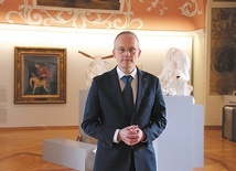 Dyr. Łukasz Kamiński na otwarciu wystawy z okazji 200-lecia Muzeum Książąt Lubomirskich. 