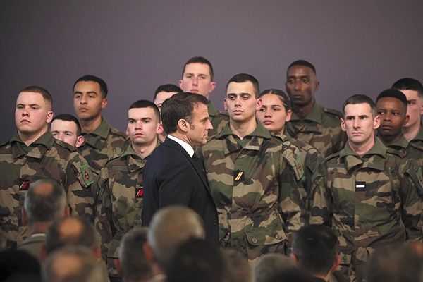 Prezydent Macron wśród francuskich żołnierzy w bazie morskiej w Cherbourgu.