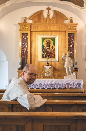 – Ponieważ jesteśmy tuż przy Rynku,spieszący do pracy czy na zakupy zachodzą do sanktuarium „po drodze”, by adorować Jezusa – wyjaśnia o. Tomasz Tlałka.