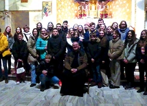 Hałcnowscy oazowicze ze swoim opiekunem.