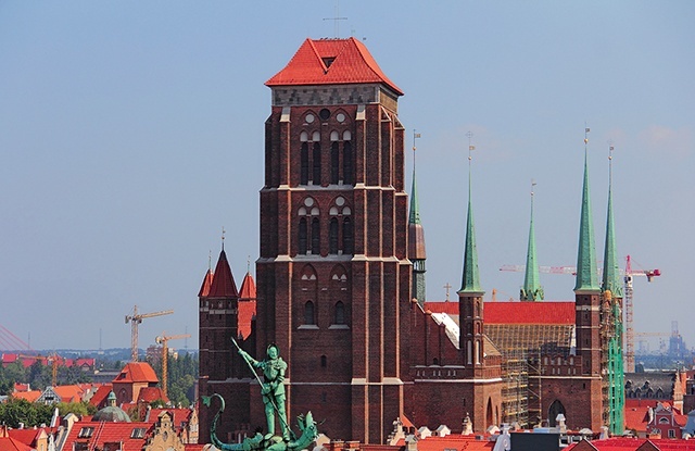 Wnętrze „korony miasta”, która 2 lutego 1987 r. stała się konkatedrą, to bogactwo zabytkowych obiektów o niebagatelnej historii.