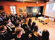 Renata Skoczek  z IPN poprowadziła zajęcia edukacyjne  dla licealistów.