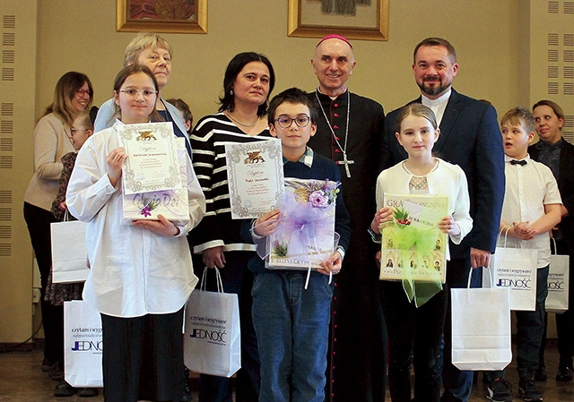 Zwycięzcy (od lewej): Karolina Nikonowicz (II miejsce),  Piotr Uniowski (I miejsce) i Weronika Mroncz (III miejsce).