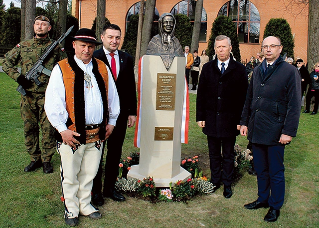 	Popiersie bohaterki znajduje się w parku obok kościoła.