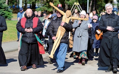 Przed Eucharystią uczestnicy dnia skupienia wzięli udział w Drodze Krzyżowej.