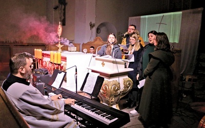 W niedzielę  10 marca pasyjny śpiew animowała młodzież z salezjańskiej Strefy Serca ze Stanisławówki  oraz muzycy  ze szkoły muzycznej.