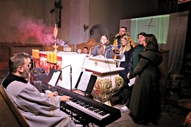 W niedzielę  10 marca pasyjny śpiew animowała młodzież z salezjańskiej Strefy Serca ze Stanisławówki  oraz muzycy  ze szkoły muzycznej.