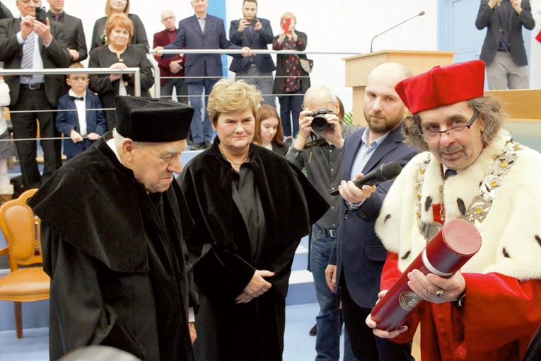 Rektor M. Masnyk wręcza dyplom honorowego doktora UO prof. F.A. Markowi.