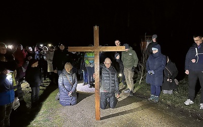 Krzyż nieśli też pojedynczy pątnicy.