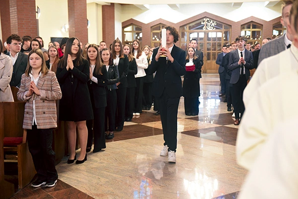 Procesja z darami. Dziewczęta i chłopcy – przez symbol niesionej świecy – pragną być świadkami Jezusa.