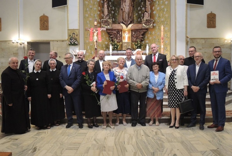 Na Złotych Łanach (L) w 2017 r. podczas promocji ksiązki Maksymiliana Prygi o budowie tutejszego kościoła.