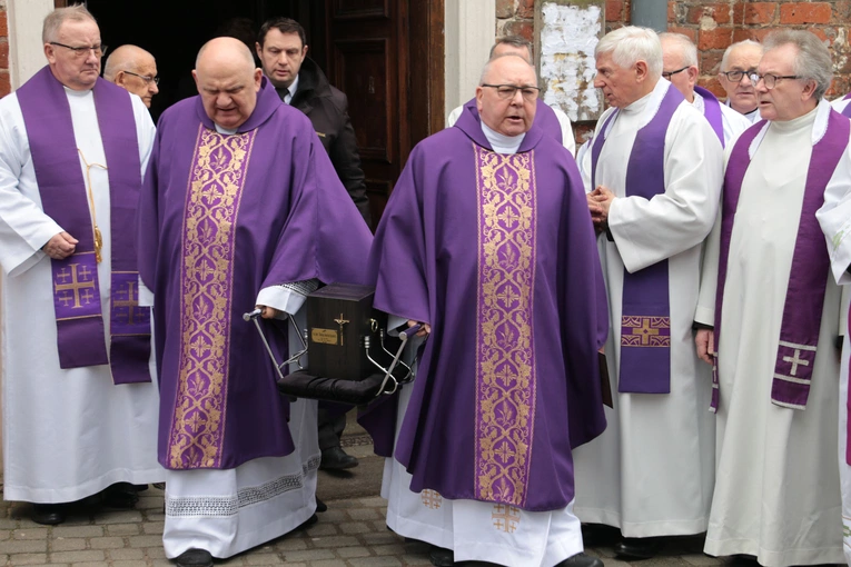 Płock. Pogrzeb ks. kan. Tadeusza Kuśnierza