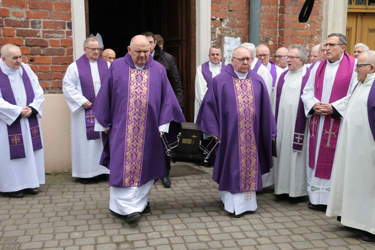 Płock. Pogrzeb ks. kan. Tadeusza Kuśnierza