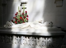 Czy przedmioty „pamiętające” św. Jadwigę zbliżają nas do niej, czy oddalają?
