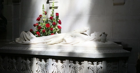 Czy przedmioty „pamiętające” św. Jadwigę zbliżają nas do niej, czy oddalają?