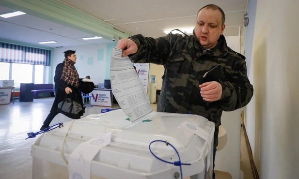 Rosyjskie media: Podczas wyborów prezydenckich zawiesił się system głosowania elektronicznego, wyborcy głosują pod presją