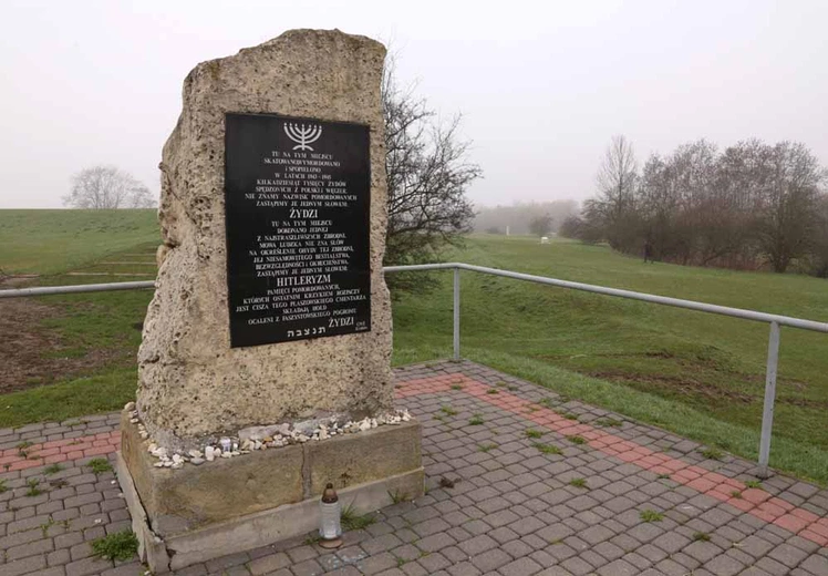 Plenerowa wystawa "KL Plaszow. Miejsce po, miejsce bez".