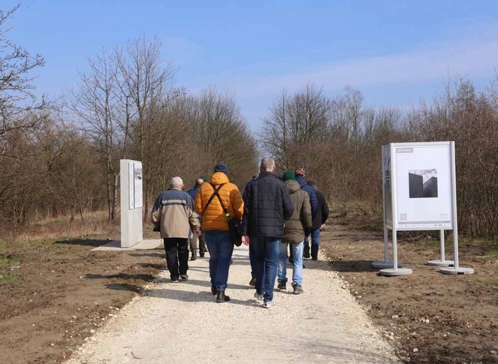 Plenerowa wystawa "KL Plaszow. Miejsce po, miejsce bez".