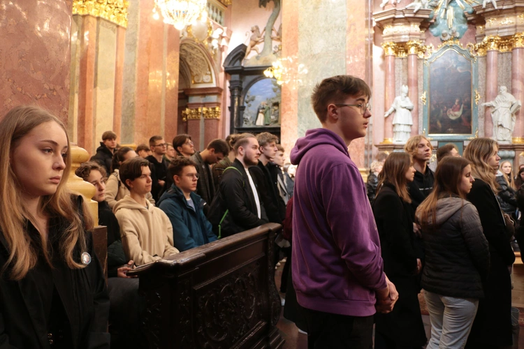 Jasna Góra. Pielgrzymka maturzystów - cz. 1