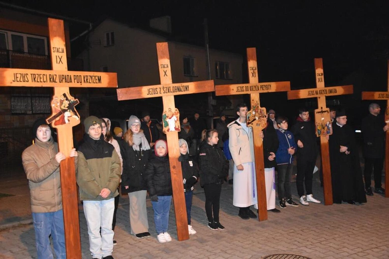 Dębica-Latoszyn. Droga Krzyżowa ulicami parafii