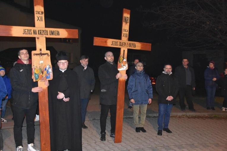 Dębica-Latoszyn. Droga Krzyżowa ulicami parafii