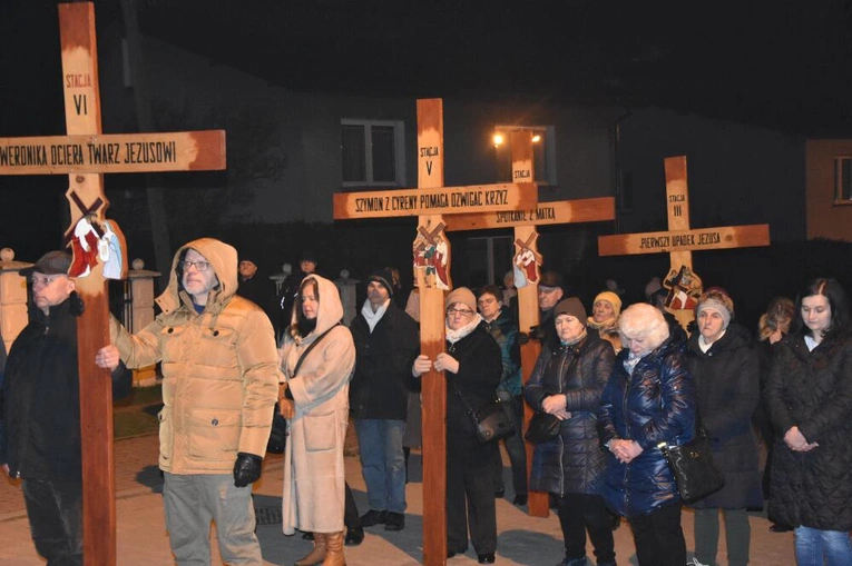 Dębica-Latoszyn. Droga Krzyżowa ulicami parafii