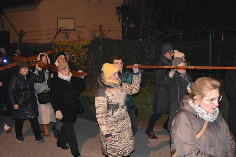 Dębica-Latoszyn. Droga Krzyżowa ulicami parafii