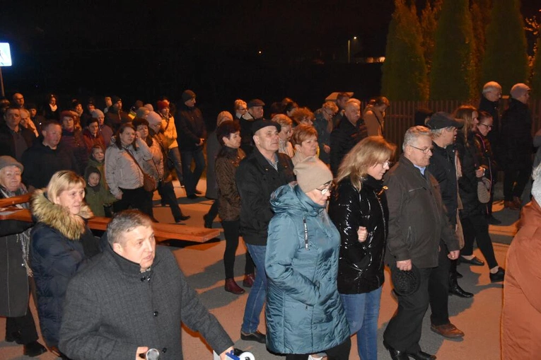 Dębica-Latoszyn. Droga Krzyżowa ulicami parafii