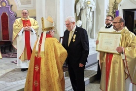 Papieski Krzyż "Pro Ecclesia et Pontifice" dla Hansa Steina