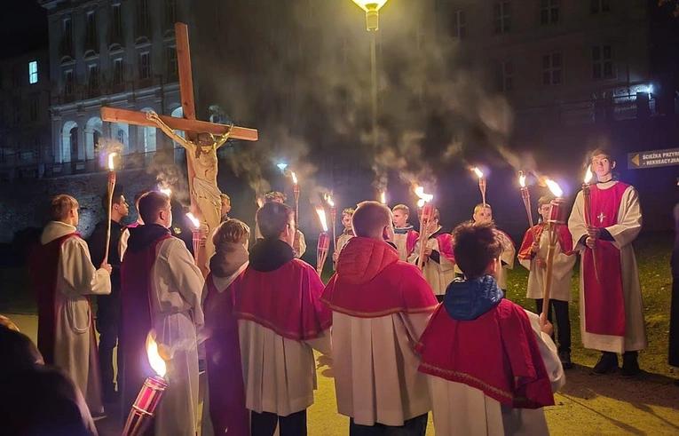 Droga Krzyżowa w głogowskiej fosie miejskiej