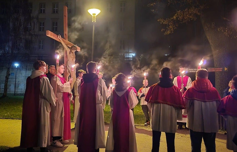 Droga Krzyżowa w głogowskiej fosie miejskiej