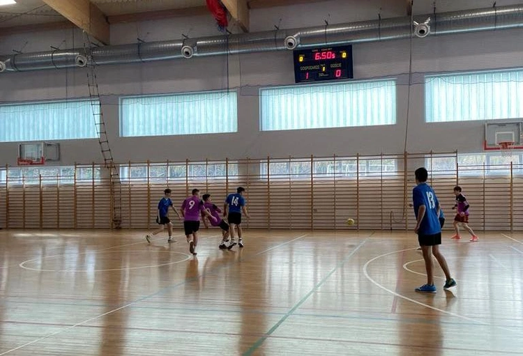 Limanowa. Rejonowe rozgrywki LSO w piłce halowej