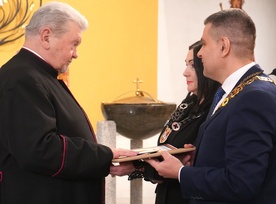 Nadanie honorowego obywatelstwa Puław ks. Aleksandrowi Zeniowi.