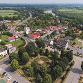 W Polsce jest 2477 gmin, w tym 302 gminy miejskie, 677 gmin miejsko-wiejskich i 1498 wiejskich. Przykładem gminy miejsko-wiejskiej jest Opatowiec.