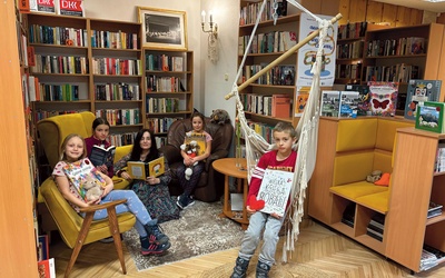 Bogumiła Kułach, dyrektorka biblioteki w Białym Dunajcu, z małymi czytelnikami. – Jeśli chcemy, by czytali dorośli – wychowajmy sobie czytelników od małego – mówi. 