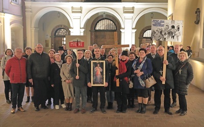 Obrońcy krzyża z Miętnego na Jasnej Górze równo 40 lat po pielgrzymce, która odbyła się w czasie strajku. 