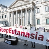 Hiszpanie protestowali przeciwko zalegalizowaniu eutanazji, kiedy parlament w Madrycie przyjmował prawo o śmierci wspomaganej.