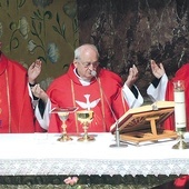 	Pierwszy kapłan złotołańskiej wspólnoty z pierwszymi wikarymi: ks. Józefem Pilchem (z lewej) i ks. Józefem Walusiakem (z prawej) w 2017 r.