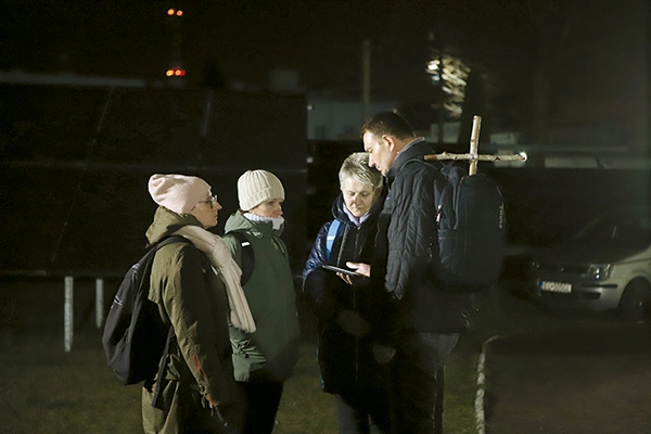 W kilka piątków marca, widok modlących się nocą ludzi nikogo nie dziwił. Z krzyżami, aplikacjami w telefonach i z odblaskami przeżywali swoją wędrówkę.