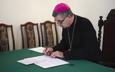 Biskup podpisał stosowne dokumenty. Przyjęcie przez niego funkcji administratora diecezji podpisem potwierdziła Rada Konsultorów.