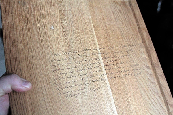 Deska z tekstem modlitwy zapisanym przez bp. Rybaka. 