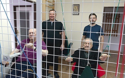 Kapłani chętnie korzystają z rehabilitacji. Zachęcają ich do tego pan Maciej i ks. Krzysztof Kania (z lewej).