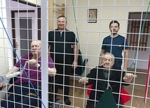 Kapłani chętnie korzystają z rehabilitacji. Zachęcają ich do tego pan Maciej i ks. Krzysztof Kania (z lewej).