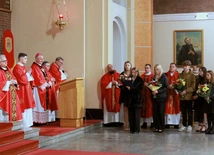 Młodzi dziękują biskupowi za udzielony sakrament.