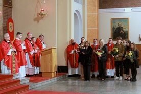 Młodzi dziękują biskupowi za udzielony sakrament.