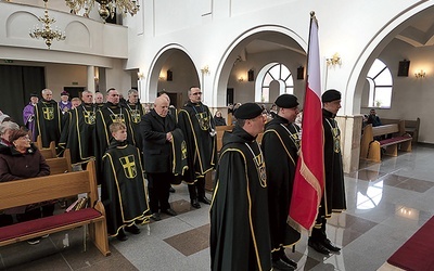 Nowy rycerz otrzymał płaszcz, pektorał oraz różaniec.