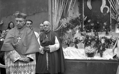 Kard. Stefan Wyszyński przy ołtarzu z kopią cudownego obrazu Matki Bożej Częstochowskiej nawiedzającej w 1957 roku parafię św. Wawrzyńca.