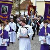 Procesja na cmentarz przeszła głównymi ulicami miasta.