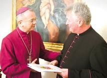 Wręczenie dekretu ks. Zbigniewowi Samociakowi.