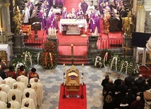W pogrzebie uczestniczyli biskupi, księża i wierni z różnych części Polski.